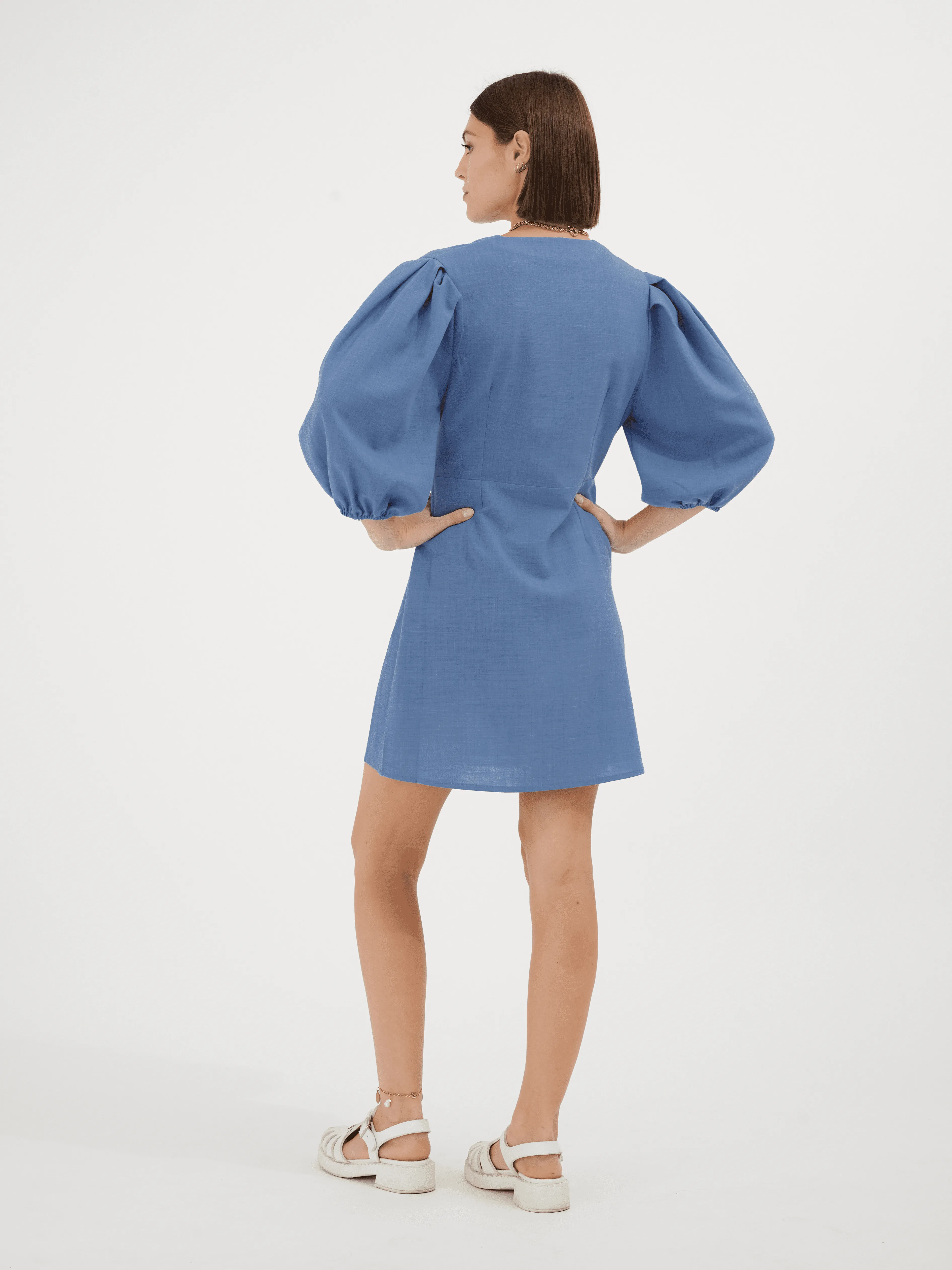 EURYDICE - Robe portefeuille courte à manches ballons en lin et tencel bleu