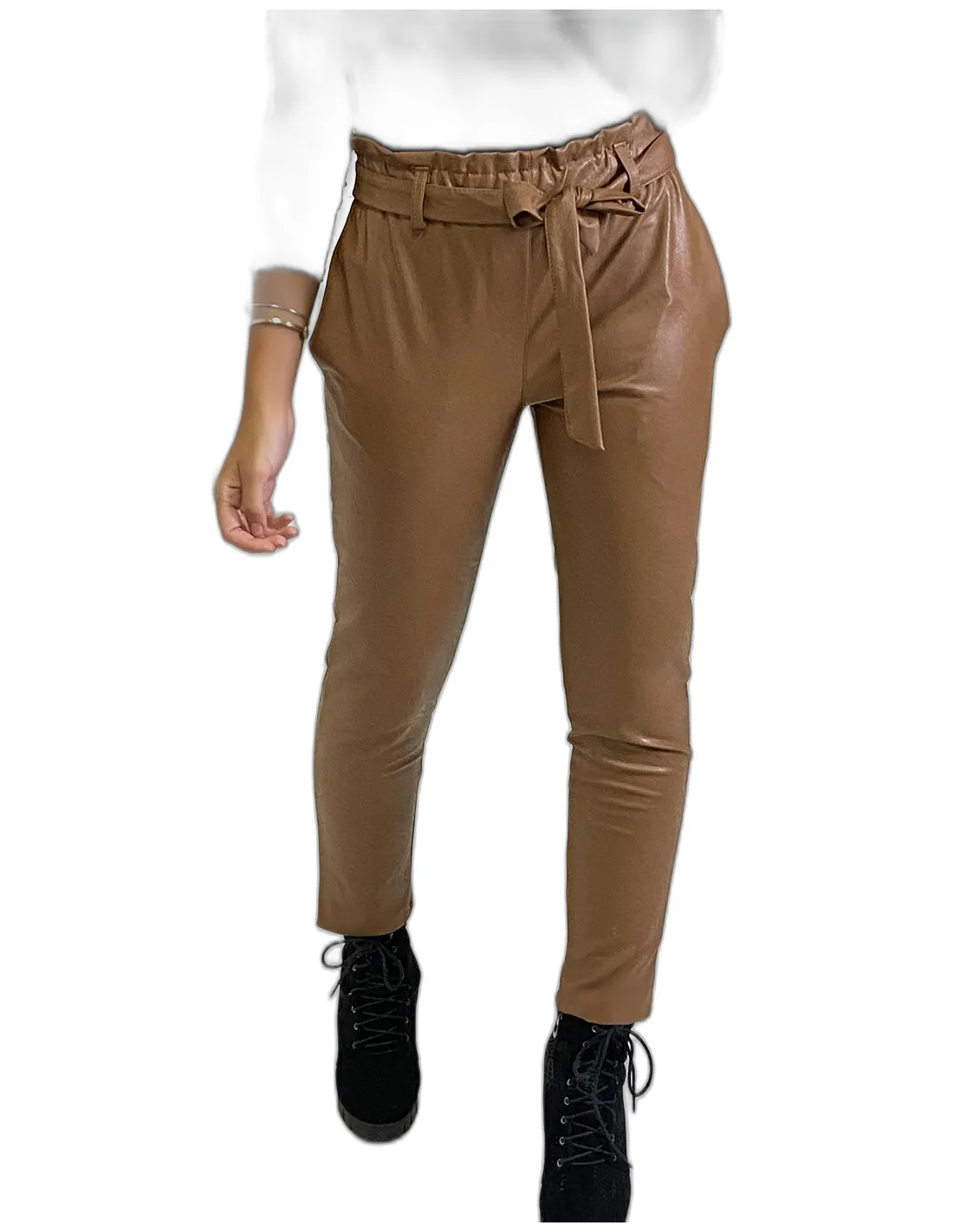Pantalon Camel coupe carotte avec taille froncée et ceinture.
