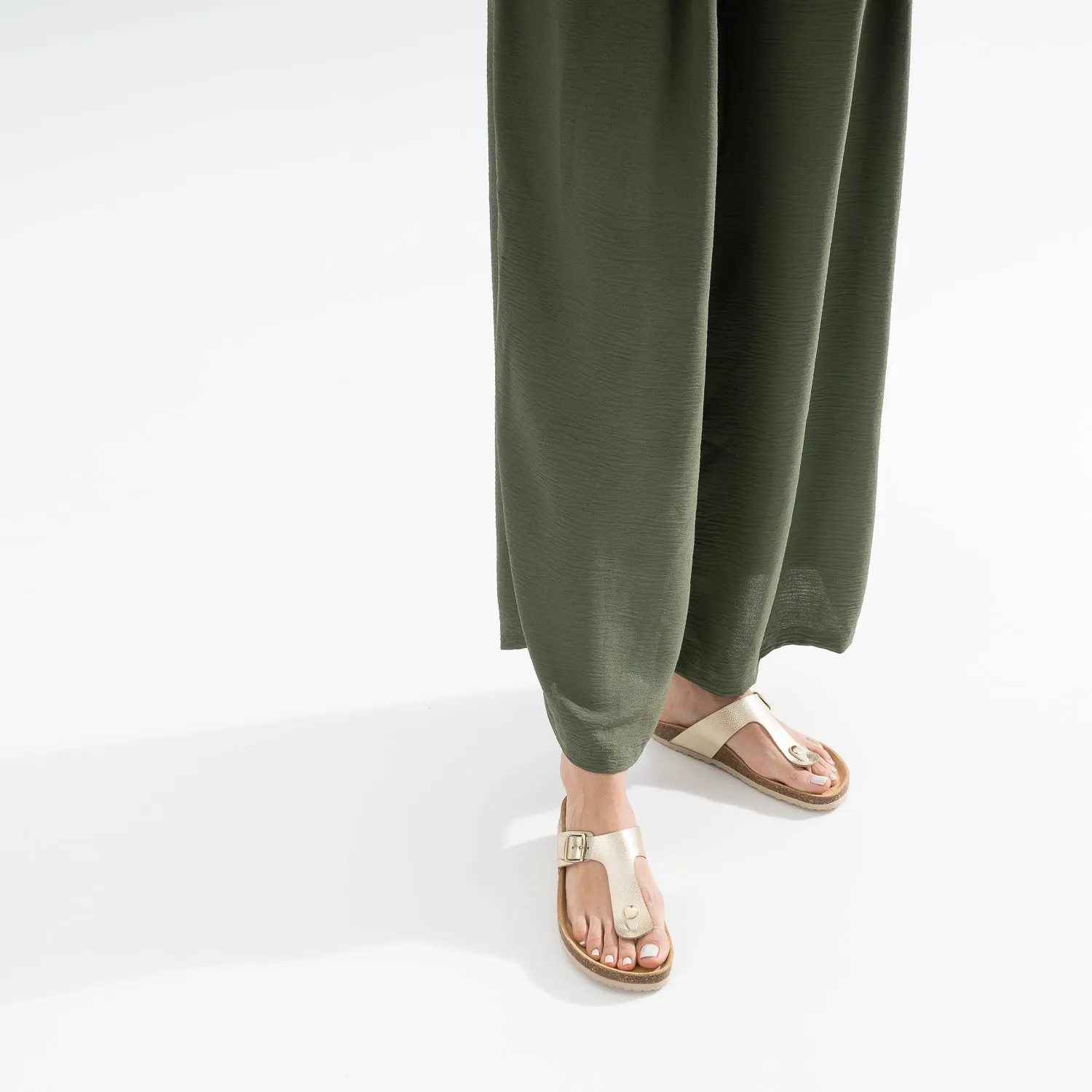 Tong anatomique dorée en cuir éco-conçu - Mules / Tongs Femme | ERAM